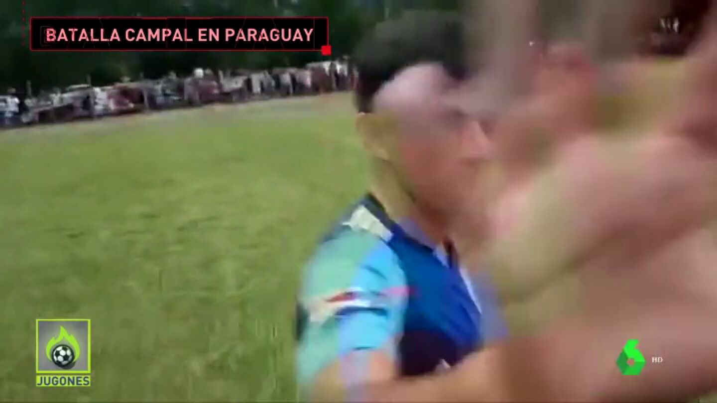 Salvaje agresi&oacute;n de unos futbolistas a un periodista tras un partido en Paraguay