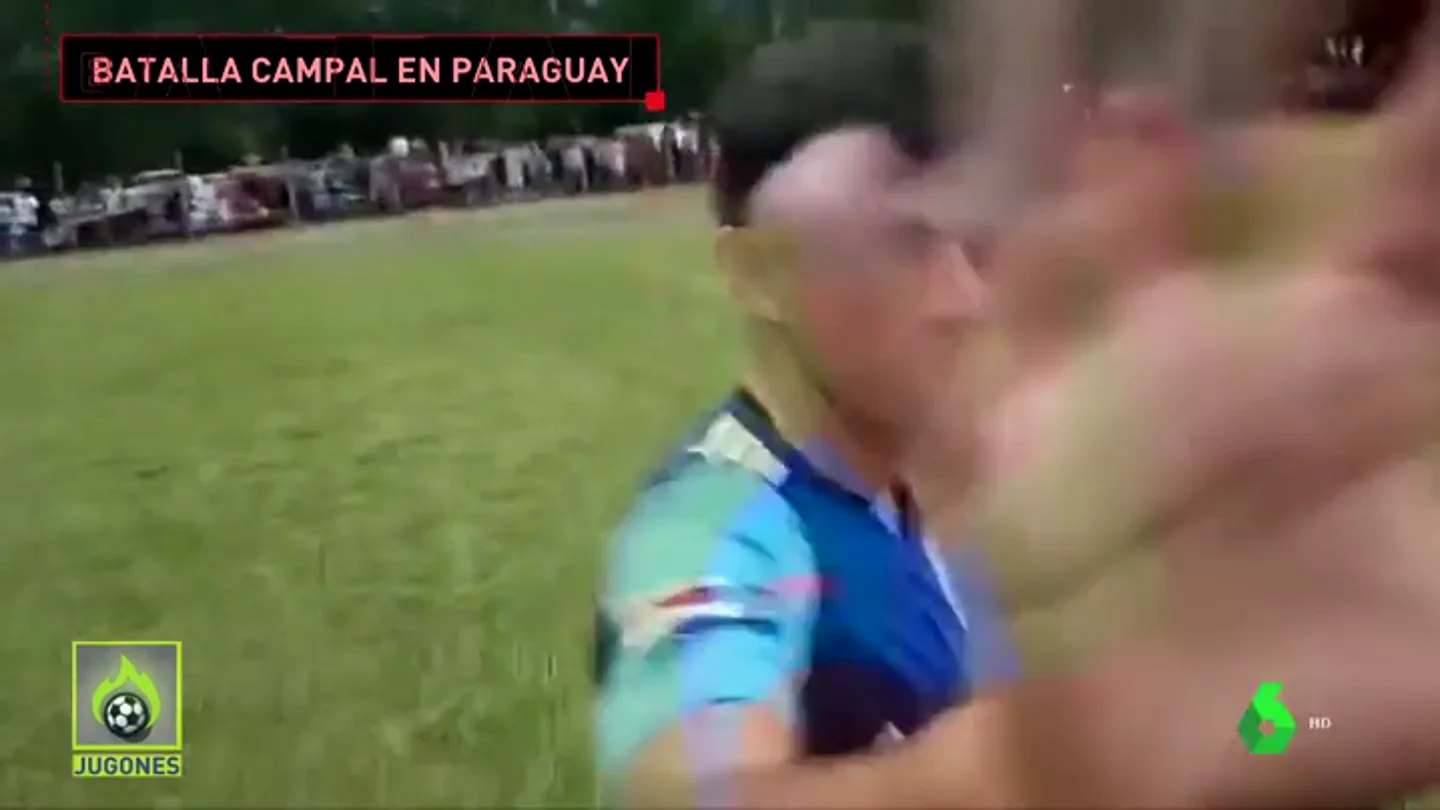 Salvaje agresión de unos futbolistas a un periodista tras un partido en Paraguay Salvaje agresión de unos futbolistas a un periodista tras un partido en Paraguay