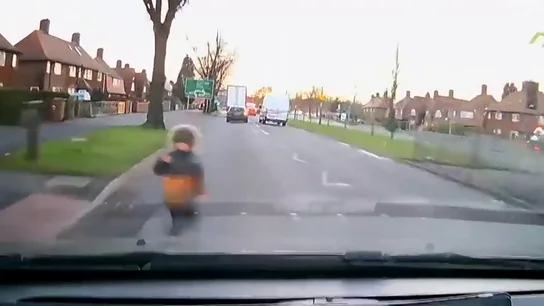 El impactante vídeo de un niño que sale ileso tras ser atropellado por dos coches El impactante vídeo de un niño que sale ileso tras ser atropellado por dos coches