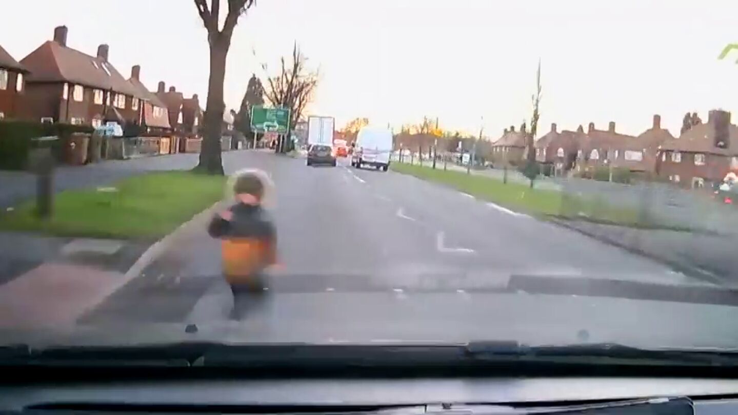 El impactante v&iacute;deo de un ni&ntilde;o que sale ileso tras ser atropellado por dos coches