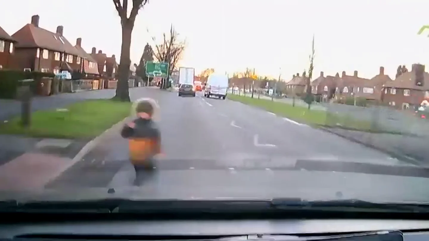 El impactante vídeo de un niño que sale ileso tras ser atropellado por dos coches El impactante vídeo de un niño que sale ileso tras ser atropellado por dos coches