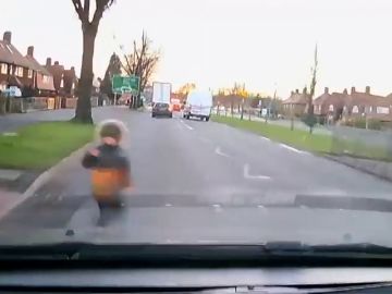 El impactante vídeo de un niño que sale ileso tras ser atropellado por dos coches
