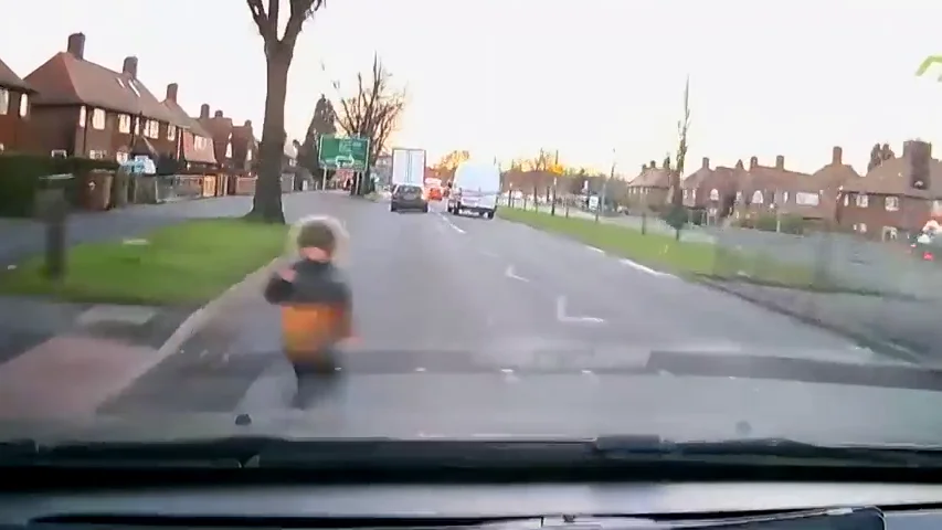 El impactante vídeo de un niño que sale ileso tras ser atropellado por dos coches