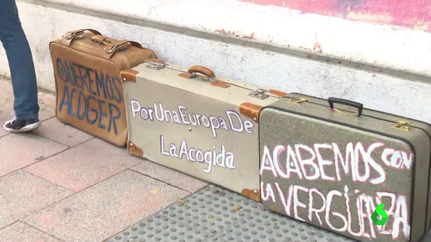 Maletas en la puerta de un albergue Maletas en la puerta de un albergue