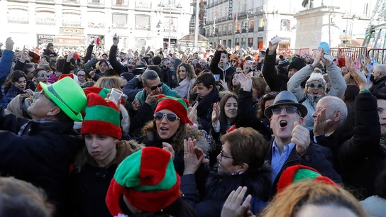 Imagen de personas celebrando las preuvas en la Puerta del Sol Imagen de personas celebrando las preuvas en la Puerta del Sol