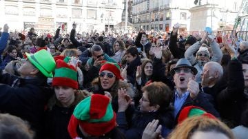 Imagen de personas celebrando las preuvas en la Puerta del Sol