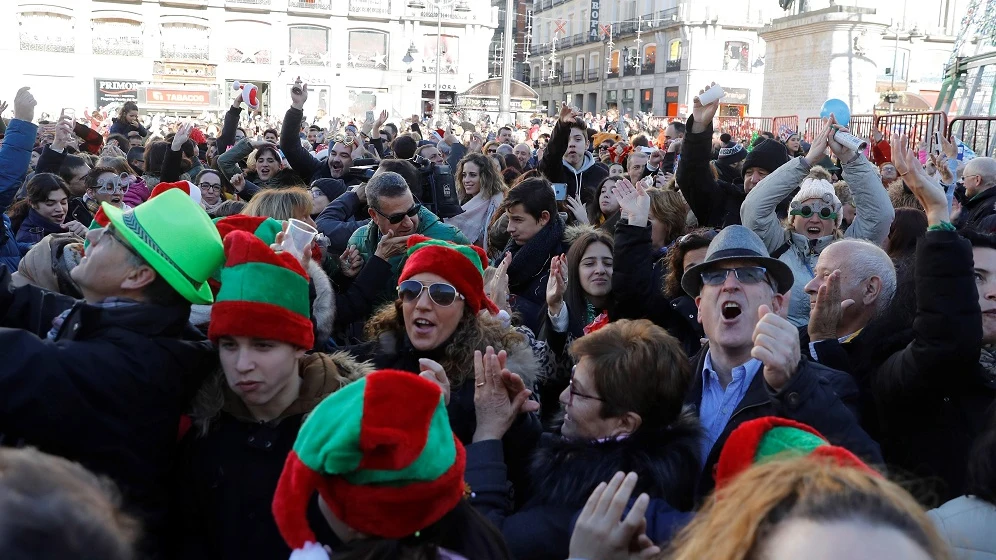 Imagen de personas celebrando las preuvas en la Puerta del Sol