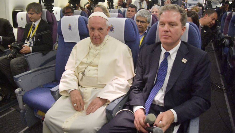 El papa Francisco y el director de la Oficina de Prensa de la Santa Sede, Greg Bruke, a bordo del avión durante un vuelo de regreso a Italia tras una visita apostólica.