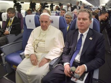 El papa Francisco y el director de la Oficina de Prensa de la Santa Sede, Greg Bruke, a bordo del avión durante un vuelo de regreso a Italia tras una visita apostólica. El papa Francisco y el director de la Oficina de Prensa de la Santa Sede, Greg Bruke, a bordo del avión durante un vuelo de regreso a Italia tras una visita apostólica.