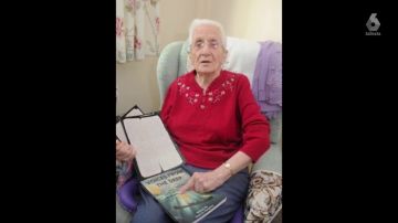 Anciana con la carta de su prometido
