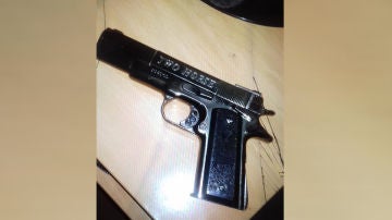 Pistola del detenido en Barcelona por intentar entrar en la Sagrada Familia con cargadores