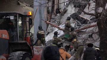 Escombros del edificio derrumbado en Magnitogorsk, Rusia.