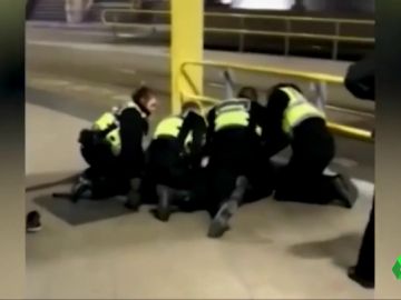 Detenido un hombre por apuñalar a tres personas en una estación de Manchester Detenido un hombre por apuñalar a tres personas en una estación de Manchester