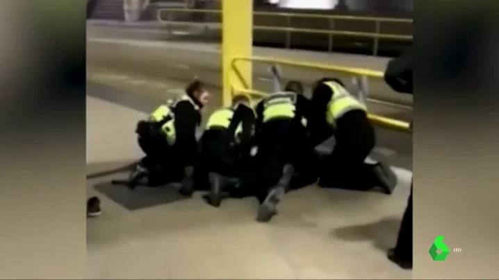 Detenido un hombre por apuñalar a tres personas en una estación de Manchester
