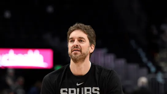 Pau Gasol calienta antes de un partido con los Spurs Pau Gasol calienta antes de un partido con los Spurs