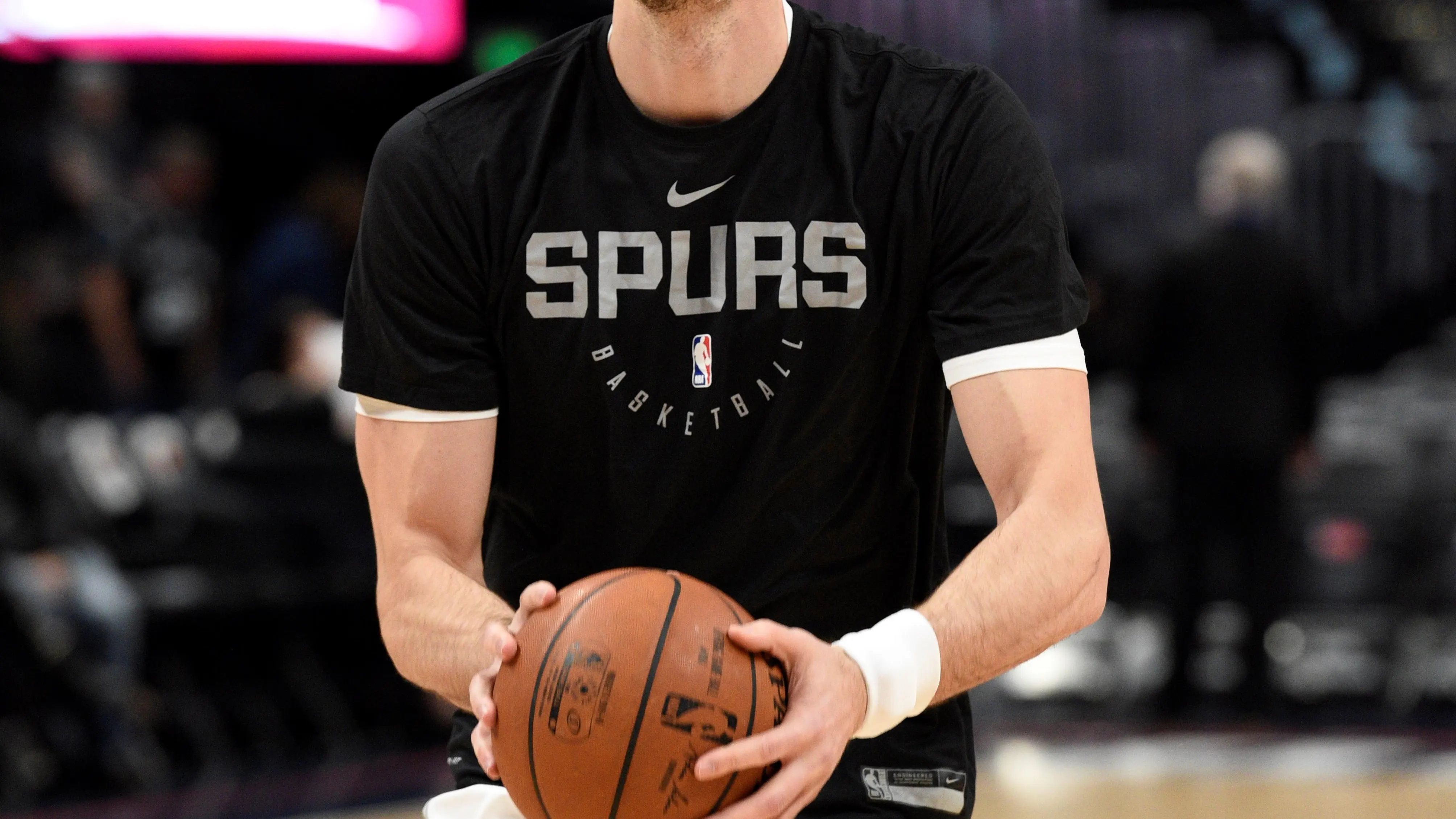 Pau Gasol calienta antes de un partido con los Spurs
