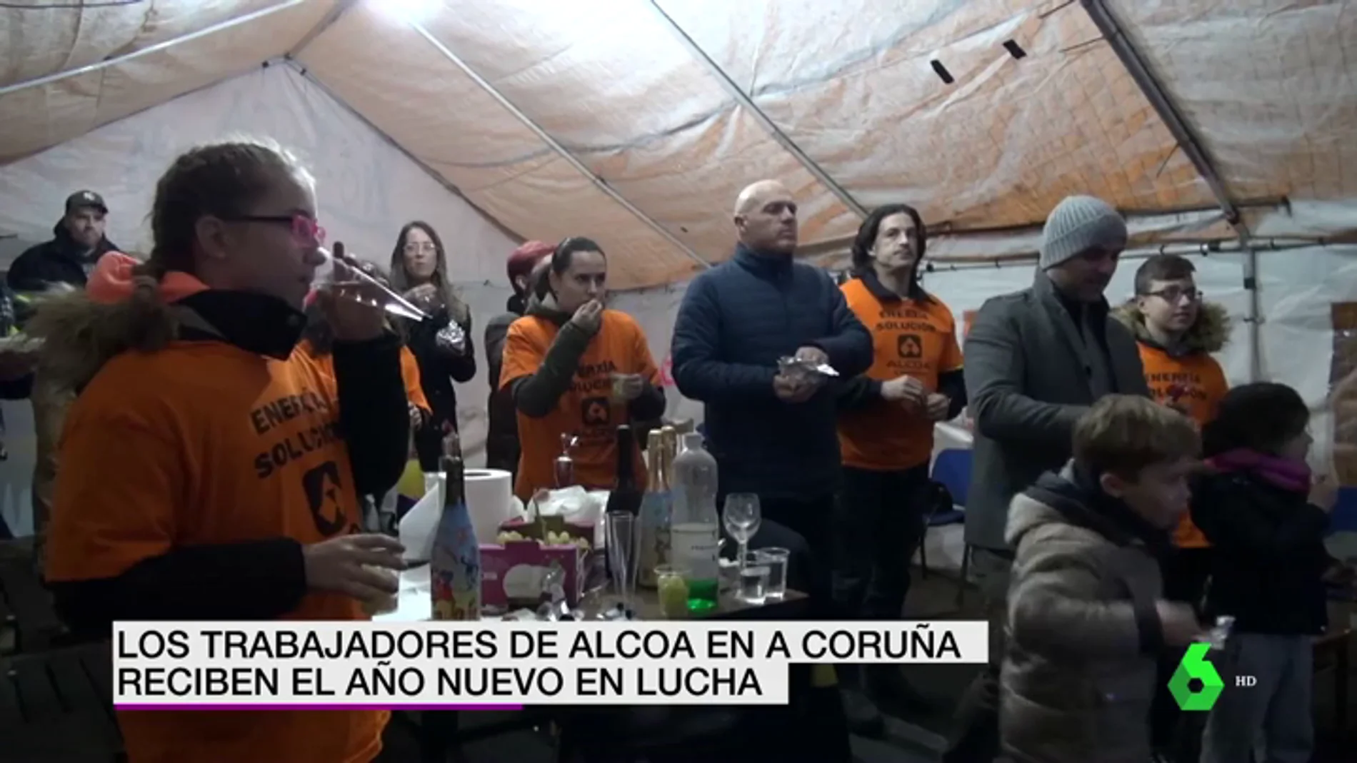 Trabajadores de Alcoa recibiendo el 2019