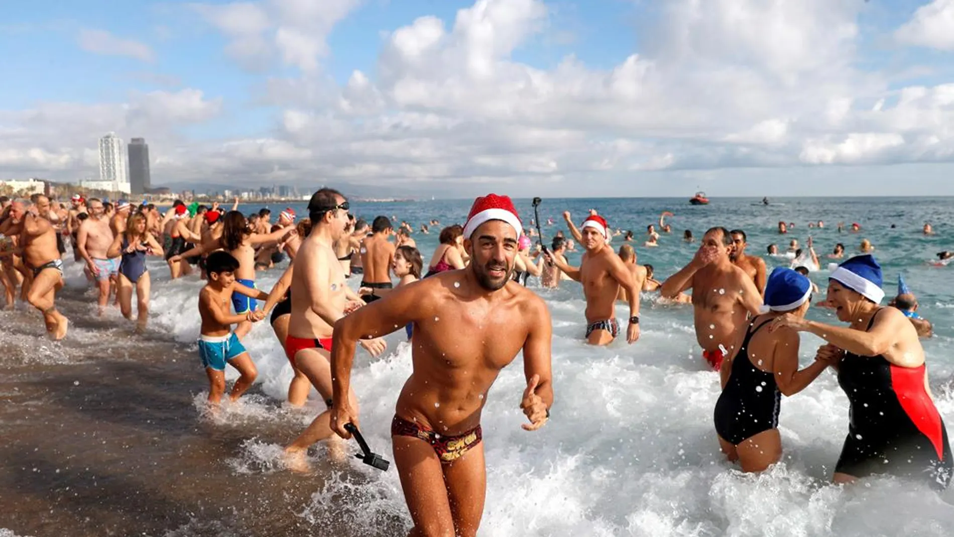La playa de Sant Sebastià acoge el primer baño multitudinario