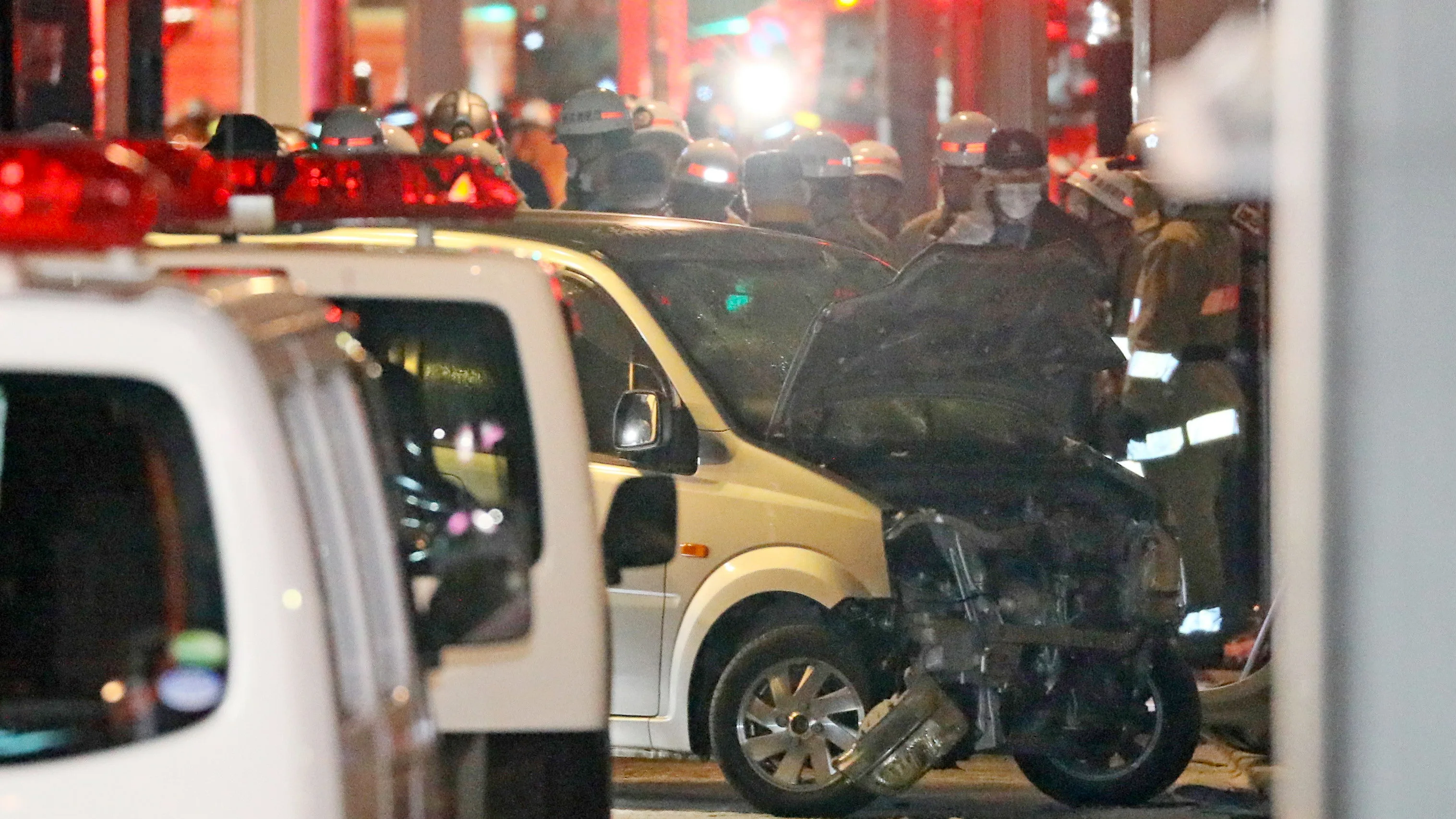 Agentes de seguridad en el lugar del atropello en Tokio.