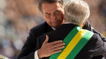 El nuevo presidente de Brasil, Jair Bolsonaro, es recibido por su antecesor, Michel Temer