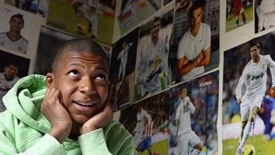 Mbappé, rodeado de posters de Cristiano Ronaldo Mbappé, rodeado de posters de Cristiano Ronaldo