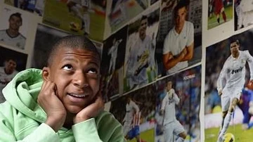 Mbappé, rodeado de posters de Cristiano Ronaldo