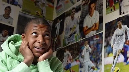 Mbappé, rodeado de posters de Cristiano Ronaldo