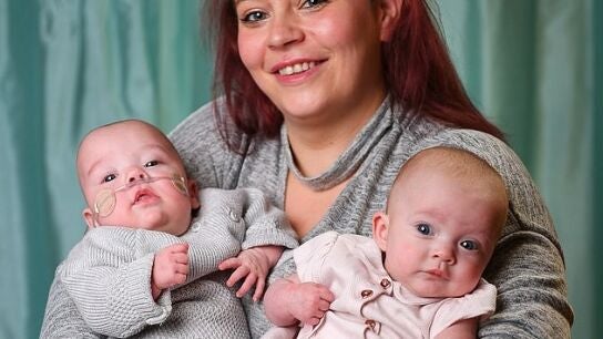 Presley y Paisley junto a su madre