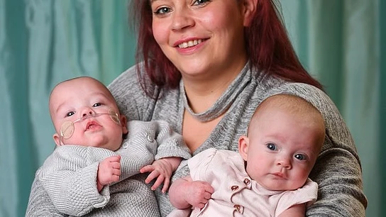 Presley y Paisley junto a su madre Presley y Paisley junto a su madre