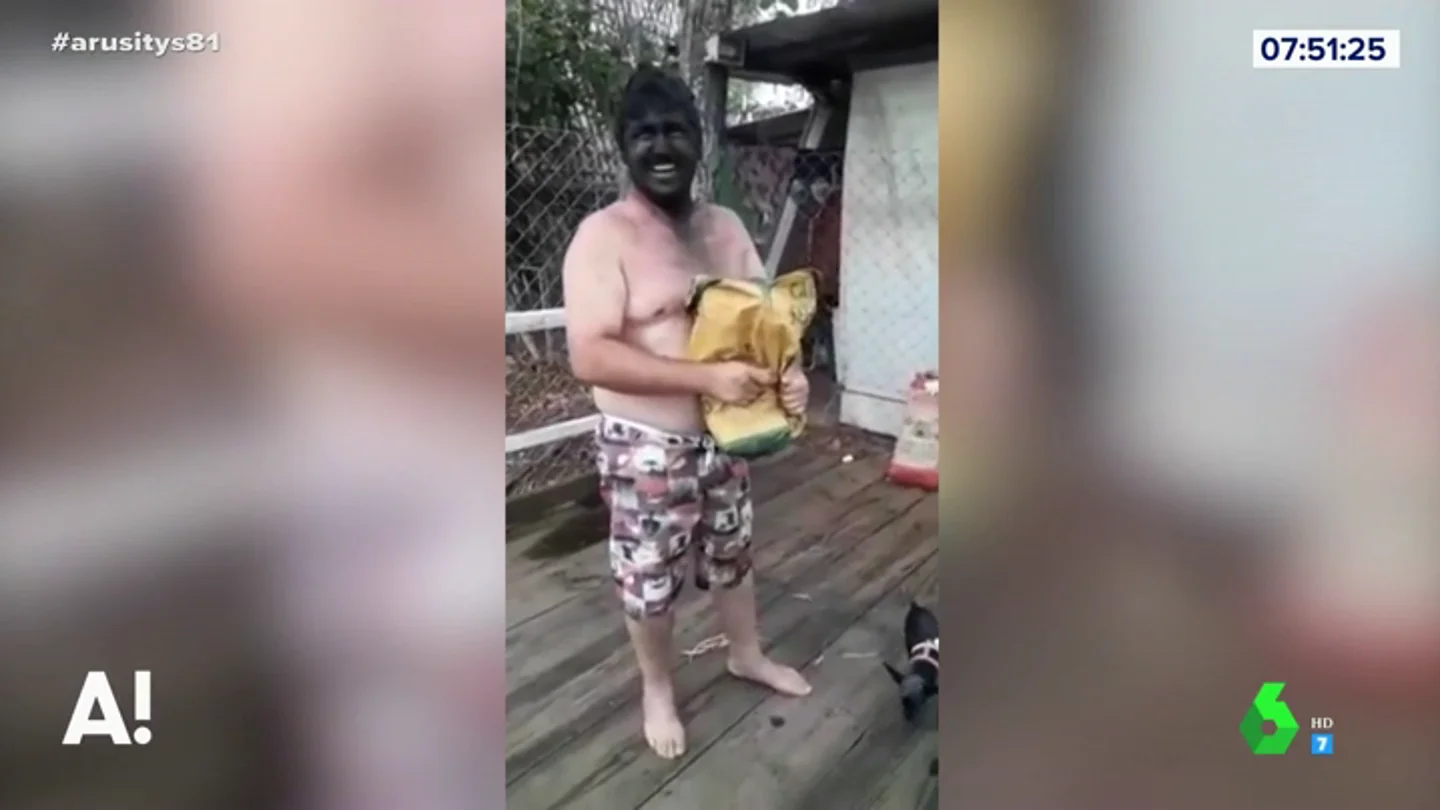 Hombre con la cara negra por el carbón Hombre con la cara negra por el carbón