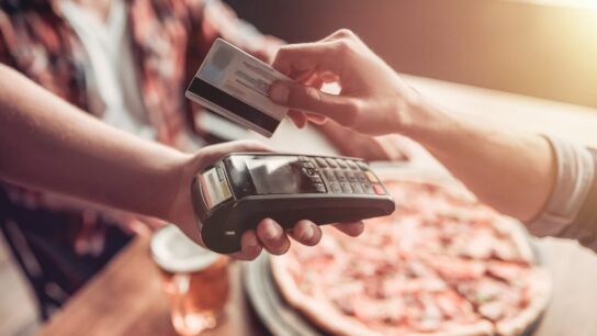 Imagen de archivo pagando la cuenta