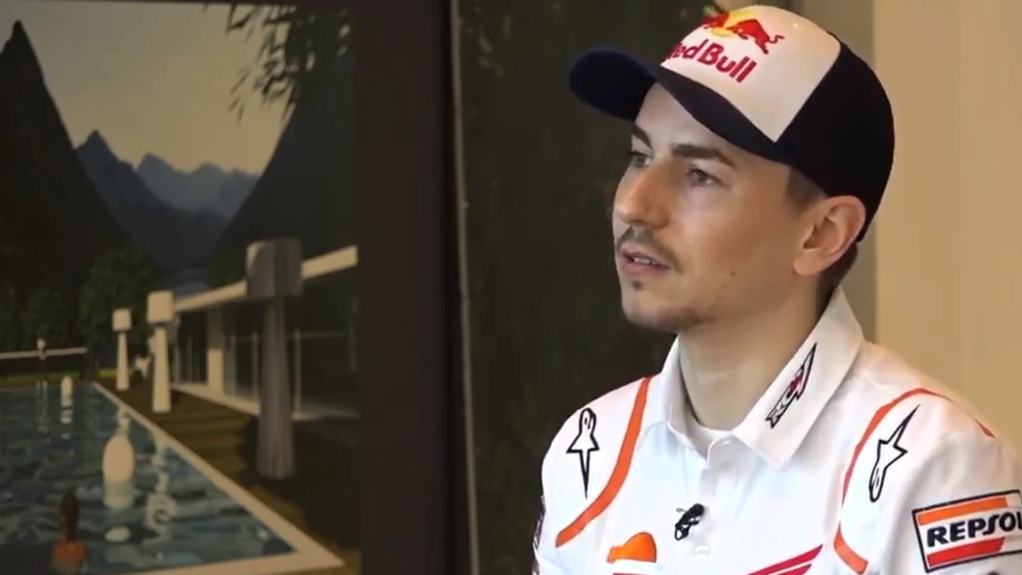 Jorge Lorenzo en una entrevista vestido de Honda Jorge Lorenzo en una entrevista vestido de Honda