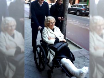 Manuela Carmena abandona el hospital tras dos días ingresada por una infección de tobillo Manuela Carmena abandona el hospital tras dos días ingresada por una infección de tobillo