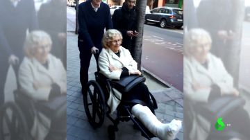 Manuela Carmena abandona el hospital tras dos días ingresada por una infección de tobillo