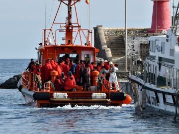 Traslado por parte de Salvamento Marítimo de un grupo de inmigrantes al puerto de Almería. Traslado por parte de Salvamento Marítimo de un grupo de inmigrantes al puerto de Almería.