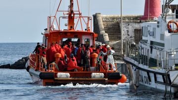 Traslado por parte de Salvamento Marítimo de un grupo de inmigrantes al puerto de Almería.