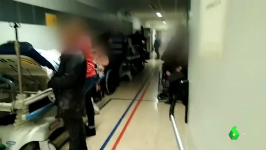 Pacientes en sillas y camillas en los pasillos: colapso en las urgencias del Hospital Clínico de Santiago Pacientes en sillas y camillas en los pasillos: colapso en las urgencias del Hospital Clínico de Santiago