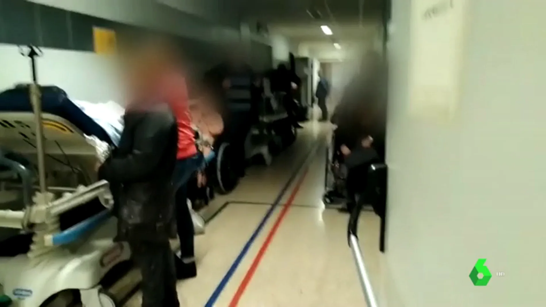 Pacientes en sillas y camillas en los pasillos: colapso en las urgencias del Hospital Clínico de Santiago 