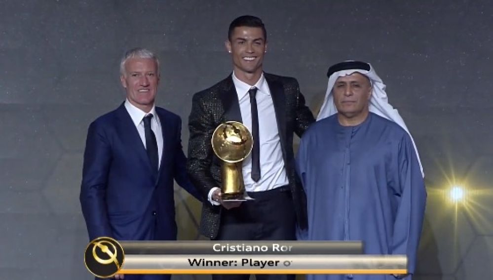 Cristiano Ronaldo recoge el premio en Dubái