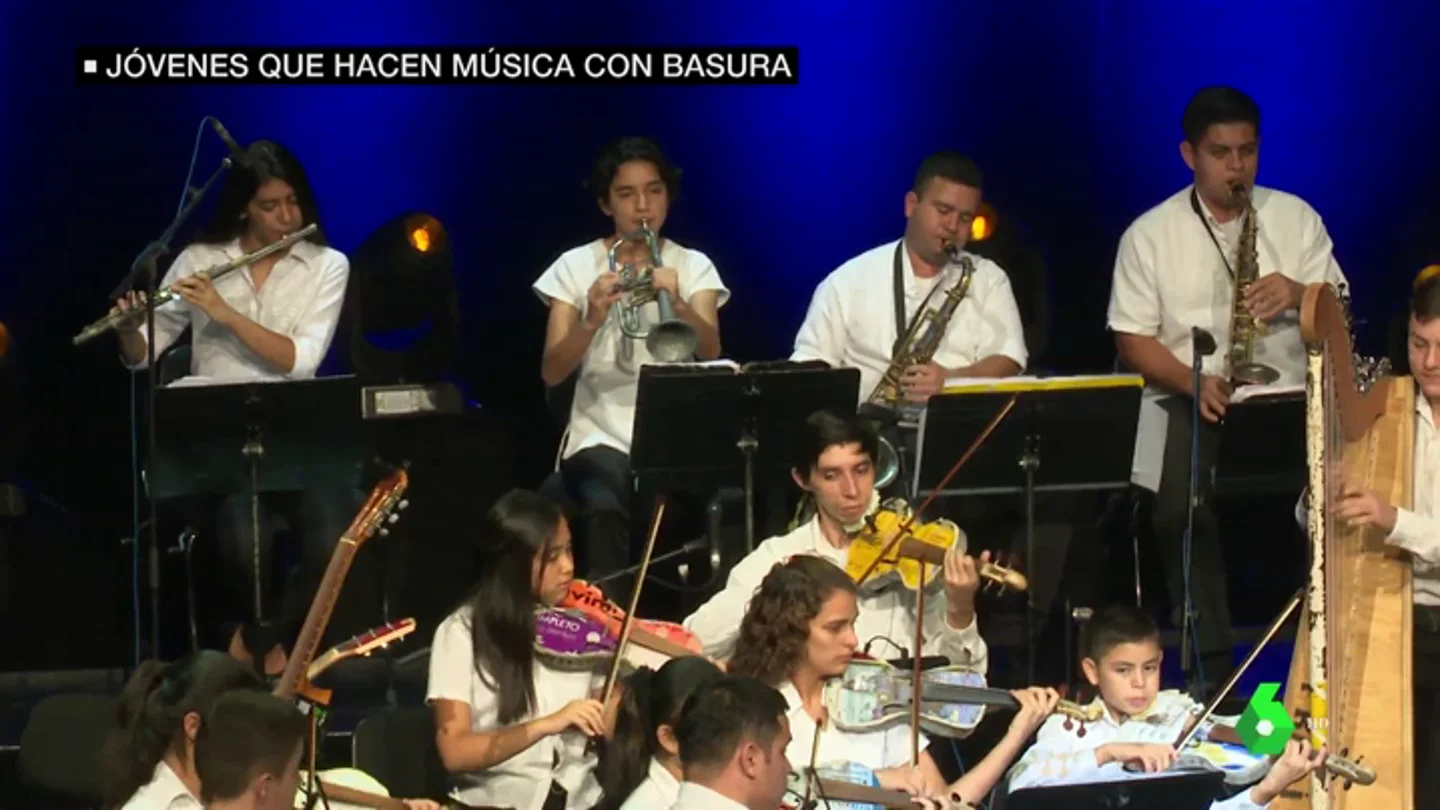 Jóvenes realizan un concierto en el Teatro Real con basura reciclada Jóvenes realizan un concierto en el Teatro Real con basura reciclada