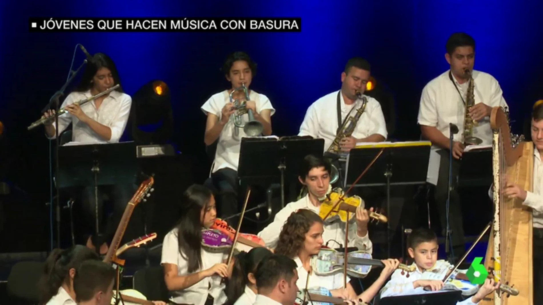 Jóvenes realizan un concierto en el Teatro Real con basura reciclada