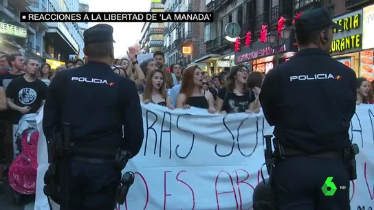Críticas a la decisión de dejar en libertad a 'La Manada': "Es el desamparo más absoluto de las víctimas" Críticas a la decisión de dejar en libertad a 'La Manada': "Es el desamparo más absoluto de las víctimas"