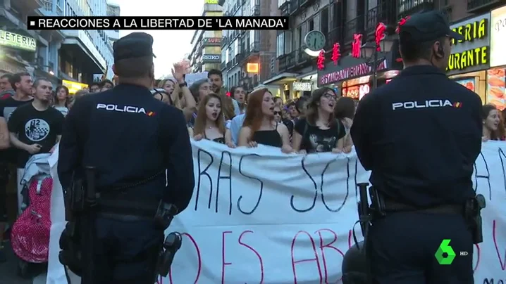 Críticas a la decisión de dejar en libertad a 'La Manada': "Es el desamparo más absoluto de las víctimas"