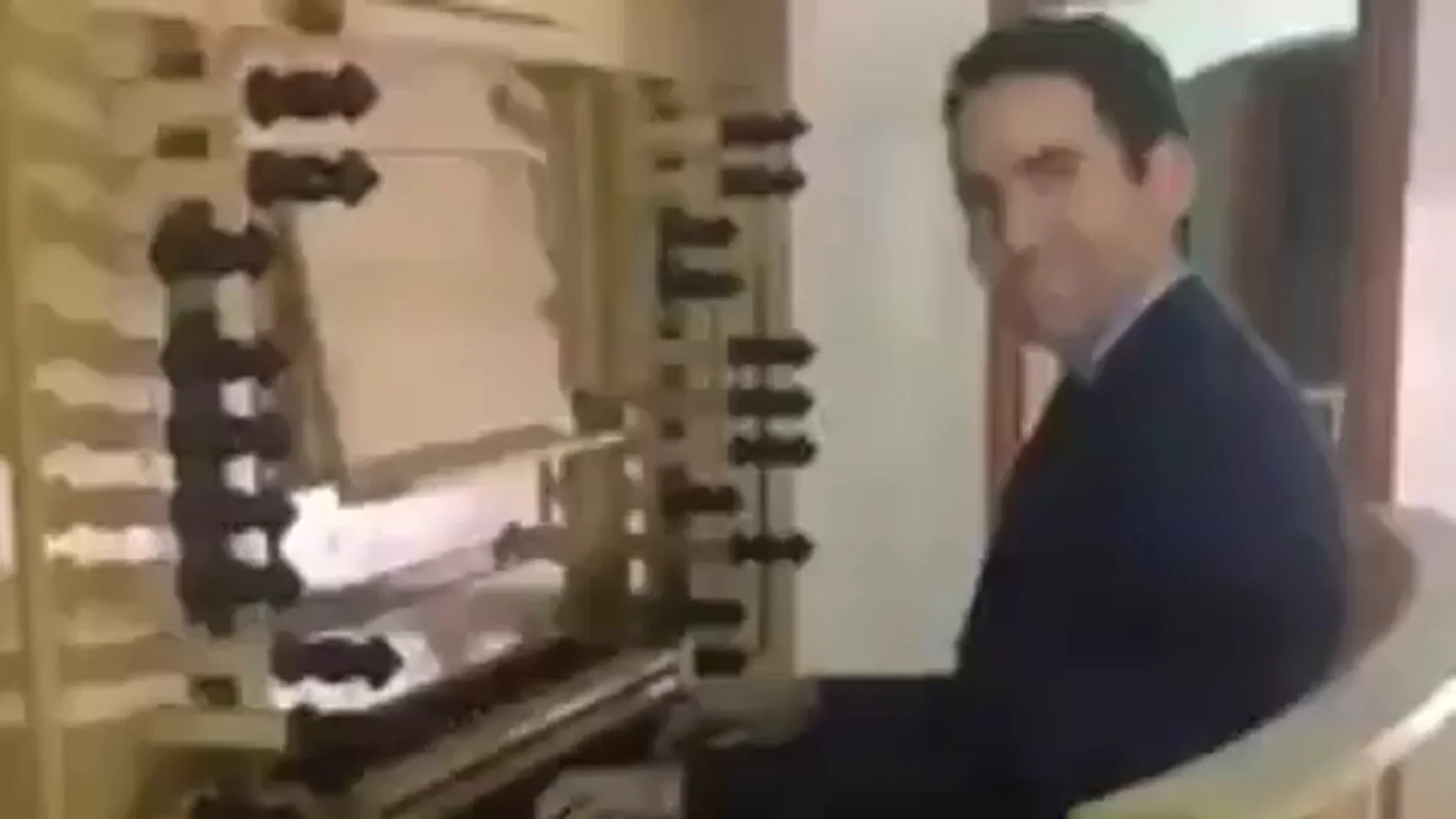Duelo al piano entre Teodoro García Egea y Puigdemont para felicitar el Año Nuevo