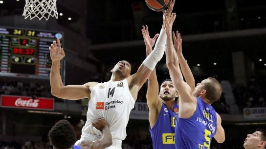 Gustavo Ay&oacute;n pelea por un bal&oacute;n