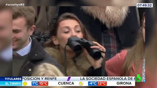 Una petaca con forma de prismáticos Una petaca con forma de prismáticos