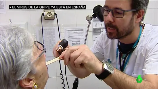 Doctor observando a un paciente Doctor observando a un paciente