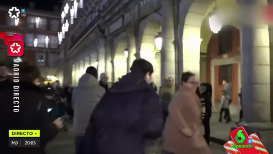 Un periodista persigue a una mujer que le ha robado el micrófono Un periodista persigue a una mujer que le ha robado el micrófono