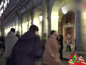 Un periodista persigue a una mujer que le ha robado el micrófono Un periodista persigue a una mujer que le ha robado el micrófono