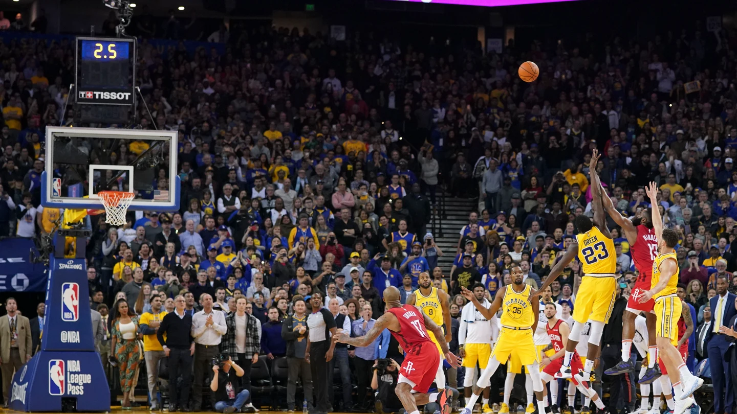 James Harden anotando el triple que dio la victoria a los Houston Rockets James Harden anotando el triple que dio la victoria a los Houston Rockets